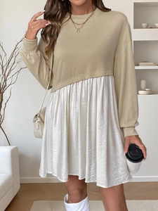 Détail du haut sweat-shirt kaki avec empiècement d'ourlet de jupe plissée blanche chic