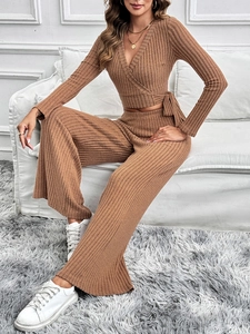 Completo due pezzi in maglia marrone da donna con top a portafoglio e pantaloni larghi