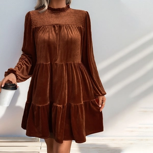 Détail d'une robe marron en velours à volants avec col montant et manches plissées