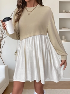 Détail de la robe style deux pièces décontractée avec sweat kaki et ourlet plissé