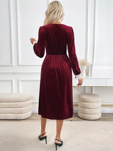 Robe de soirée en velours rouge foncé avec poignets en dentelle et dos ajusté