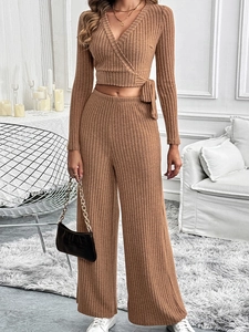 Completo 2 pezzi in maglia da donna con top a incrocio e pantaloni a gamba larga camel