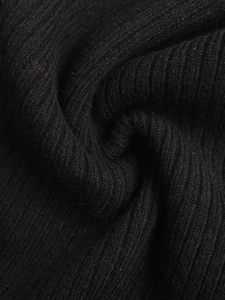Gros plan sur la maille côtelée noire montrant la texture verticale et le toucher laineux