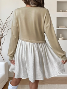 Détails de la robe en maille kaki avec jupe plissée blanche et manches longues
