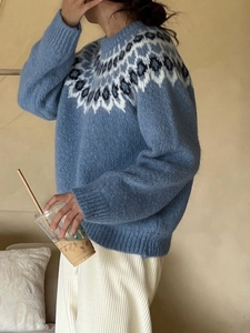 Dettaglio del maglione in maglia Fair Isle blu con motivi geometrici e texture mohair