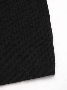 Détail de la texture classique en maille côtelée verticale sur un pull d'hiver noir doux