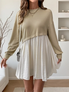 Détail d'une robe décontractée à manches longues avec patchwork asymétrique et ourlet plissé