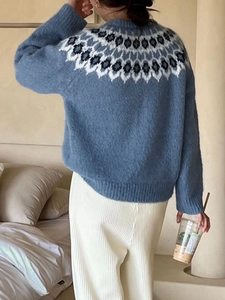 Dettaglio del retro del maglione Fair Isle con motivo jacquard nordico in blu polvere