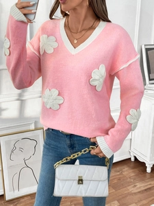Pull en maille rose à col en V pour femmes avec appliques florales 3D et bordure contrastée