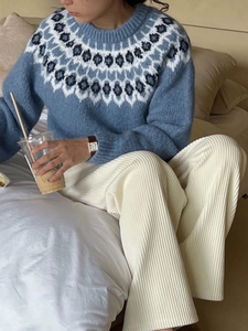 Dettaglio del maglione a maglia Fair Isle con pantaloni in velluto a coste beige