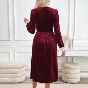 Robe de soirée élégante en velours bordeaux avec dentelle blanche et taille cintrée