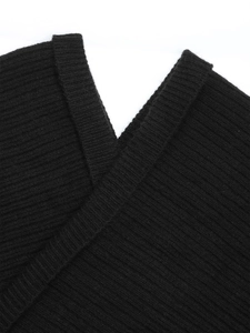 Détail du col en V sur robe en maille noire montrant la texture côtelée de qualité