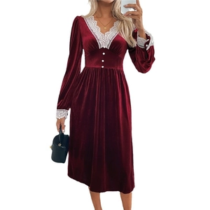Robe de soirée longue en velours bordeaux élégante avec dentelle blanche et boutons