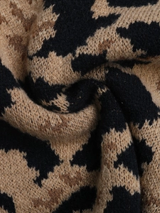 Gros plan sur un tricot doux à motif léopard montrant les détails de la texture