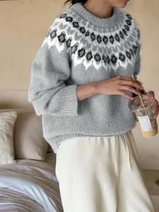 Dettaglio maglione grigio in maglia Fair Isle con motivo jacquard geometrico sul colletto