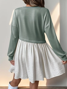 Détail du haut sweat vert sauge avec jupe plissée blanche et texture de tissu gaufré