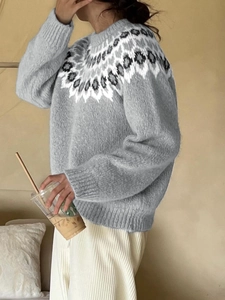 Dettaglio del maglione a maglia Fair Isle con motivo jacquard nordico e polsini a coste