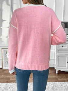 Pull en maille rose à manches longues avec détails de fleurs blanches 3D dans le dos