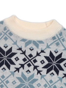 Gros plan sur le tricot jacquard à flocons et le col rond côtelé du pull d'hiver