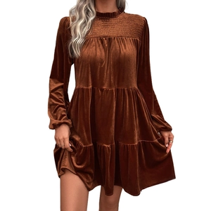 Robe longue en velours marron caramel à manches longues et détails de volants étagés