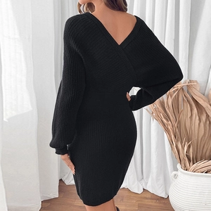 Robe en tricot noire élégante avec décolleté en V dans le dos et manches lanternes