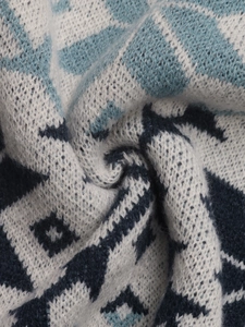 Macro texture de pull en tricot avec motif jacquard géométrique bleu et blanc élégant