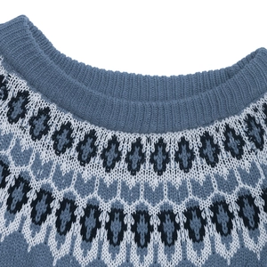 Dettaglio del girocollo in maglia Fair Isle con motivo etnico blu e bordo a costine