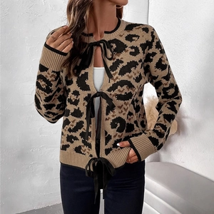 Cardigan léopard avec nœuds en ruban noir et finitions côtelées contrastées