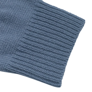 Maglione in maglia blu stile etnico con polsini a costine su sfondo bianco