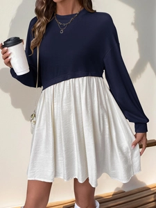 Détail d'une robe sweat bleu marine à manches longues avec ourlet plissé blanc élégant