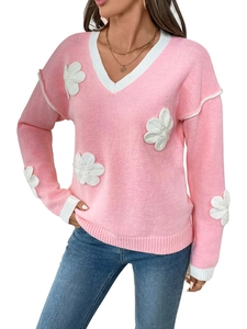 Pull en maille rose à col en V avec appliques florales 3D blanches et bordure contrastée