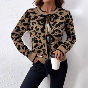 Cardigan pour femme à motif léopard avec d'élégantes fermetures à nœuds noirs