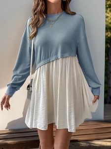 Détail de robe bicolore avec haut bleu brumeux et ourlet de jupe plissé blanc