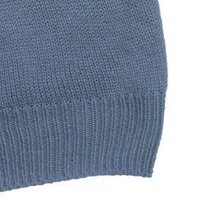 Dettaglio dell'orlo del maglione in maglia blu-grigio con trama a coste e cuciture piatte