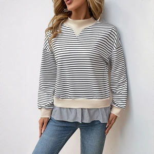 Détail du sweat-shirt à rayures et col rond avec ourlet effet deux pièces pour femme