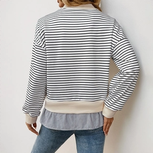 Sweat-shirt rayé pour femme avec ourlet chemise en patchwork, vue de l'arrière
