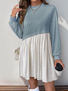 Vue détaillée du corsage sweat bleu brume et de l'ourlet de la jupe plissée blanche