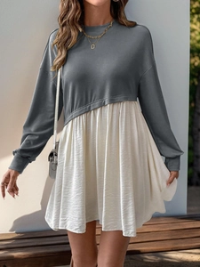 Vue détaillée d'une robe manches longues avec haut gris foncé et jupe plissée blanche