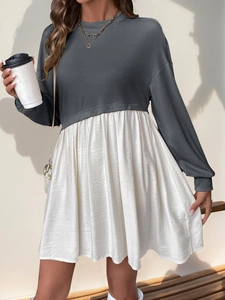 Détail de robe bicolore avec haut sweat gris et jupe plissée blanche fluide