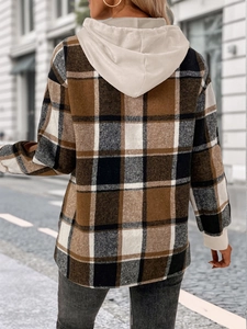 Détail d'une veste à capuche à carreaux ample avec cordon de serrage et poignets côtelés