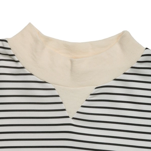 Détail du col roulé beige côtelé et du tissu en coton tricoté à rayures noires