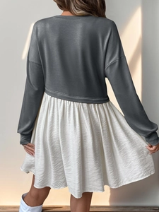 Détail du haut gris et de la jupe plissée écrue à l'arrière de cette robe bi-matière