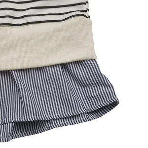 Détail du design patchwork rayé avec bord-côte et tissu plissé bleu marine