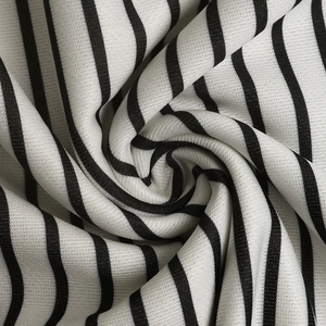 Vue macro détaillée de la texture du tissu rayé noir et blanc et spirale de matière