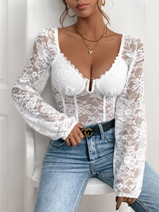Détail du haut bustier en dentelle blanche avec décolleté en cœur et boucle en métal