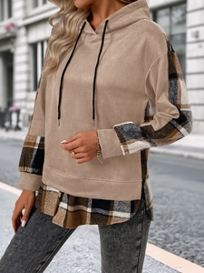 Détail d'un sweat à capuche en daim avec manches patchwork à carreaux et effet superposé