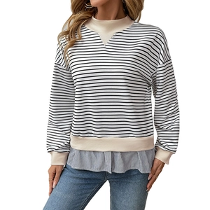 Sweat-shirt rayé pour femme avec ourlet de chemise bleu pour un effet superposé