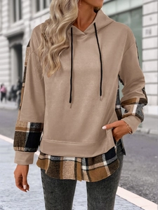 Détail du sweat à capuche kaki avec patchwork à carreaux sur les manches et cordon