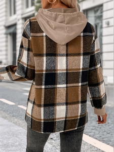 Vue arrière en extérieur d'un sweat à capuche à carreaux marron, noir et beige clair
