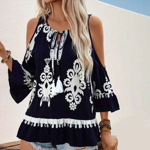 Dunkelblaue schulterfreie Boho-Bluse mit Blumenmuster und Quasten-Details